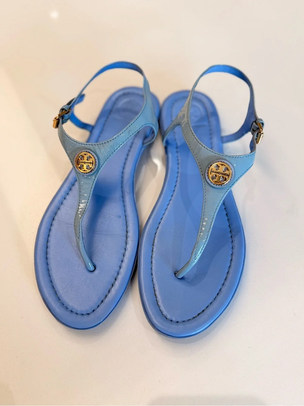 Tory Burch RARE Patent Leather Thong Sandals Blue Gold Logo Flat Sandals‎ 7.5M